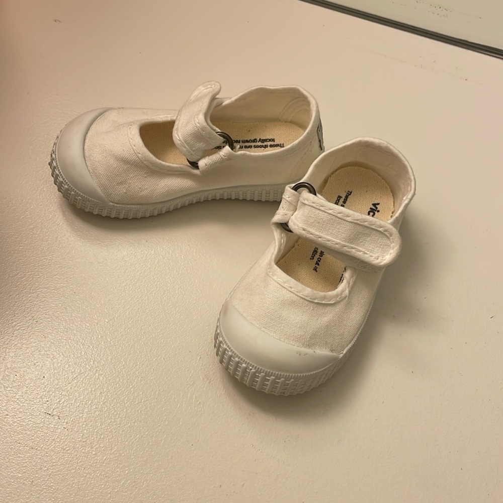 Victoria Toddler Girl White Canvas Velcro Sneaker - Like New! Size 22.